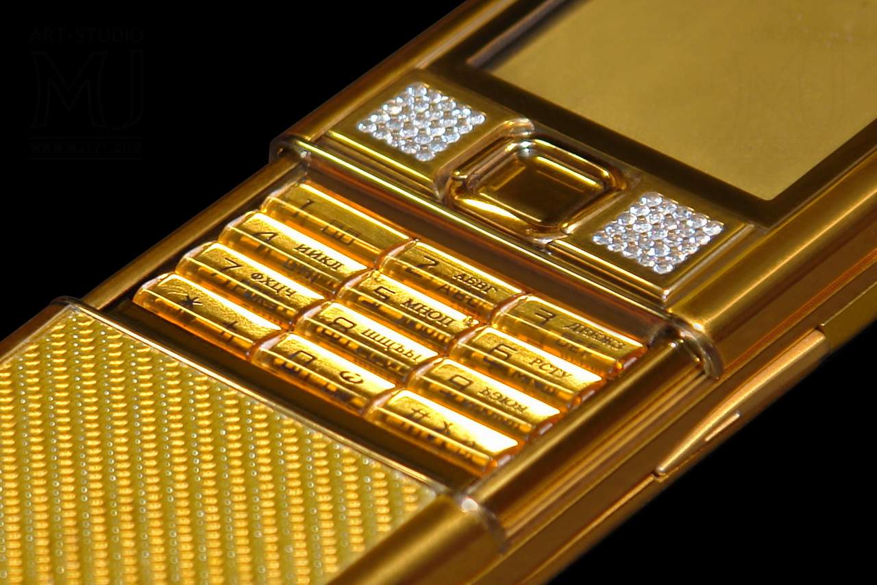 Телефон золотом. Nokia 8800 титановый золотисто бриллиантами. Золотой телефон. Смартфон из золота. Золото в смартфонах.